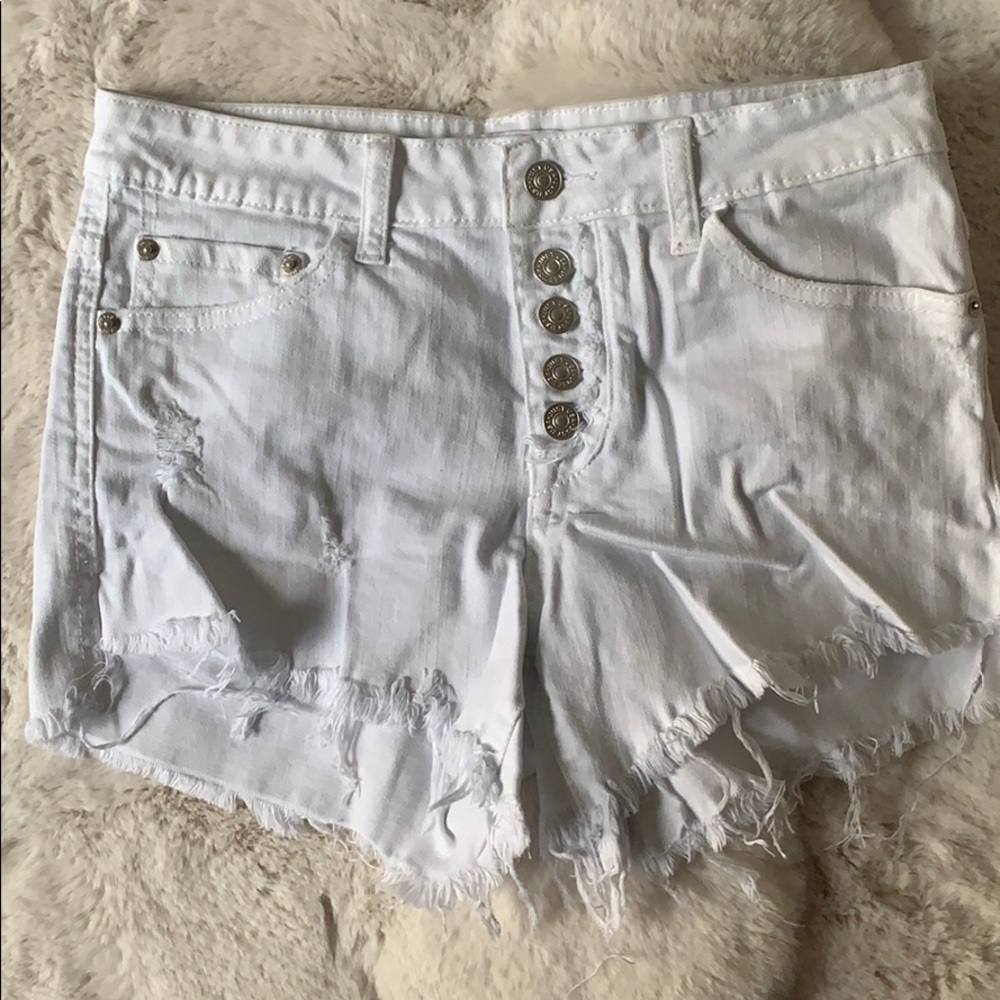 WHITE RAW HEM HIGH RISE DENIM SHORTS